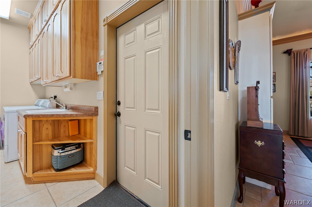 5840 North Cedar Ridge Lane Kingman, AZ 86409 - Photo 59 of 89 a room that has a bed in it