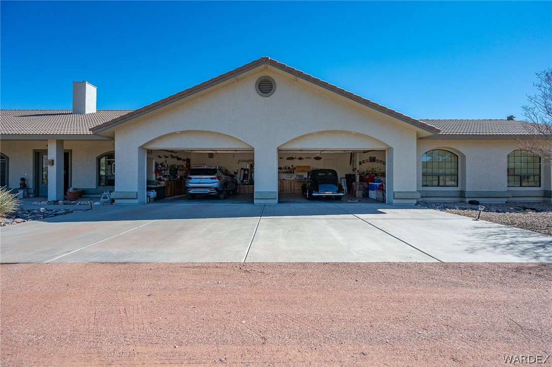 5840 North Cedar Ridge Lane Kingman, AZ 86409 - Photo 63 of 89 a front view of a house with a yard and garage