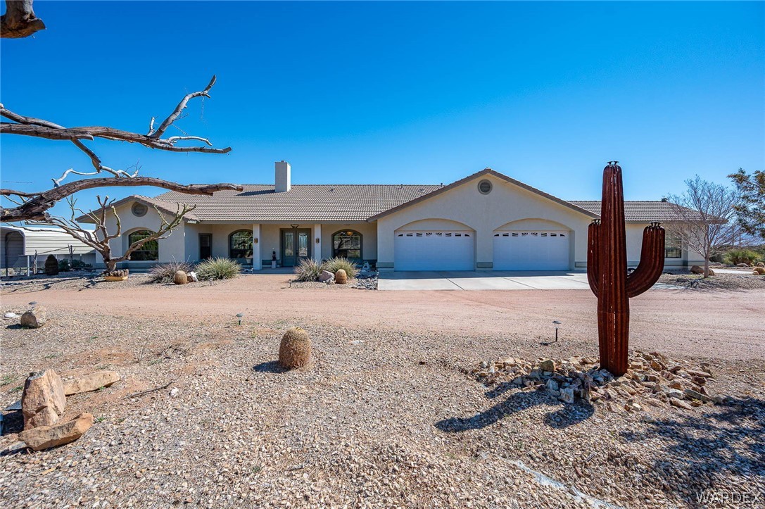 5840 North Cedar Ridge Lane Kingman, AZ 86409 - Photo 8 of 89 a front view of a building with street view