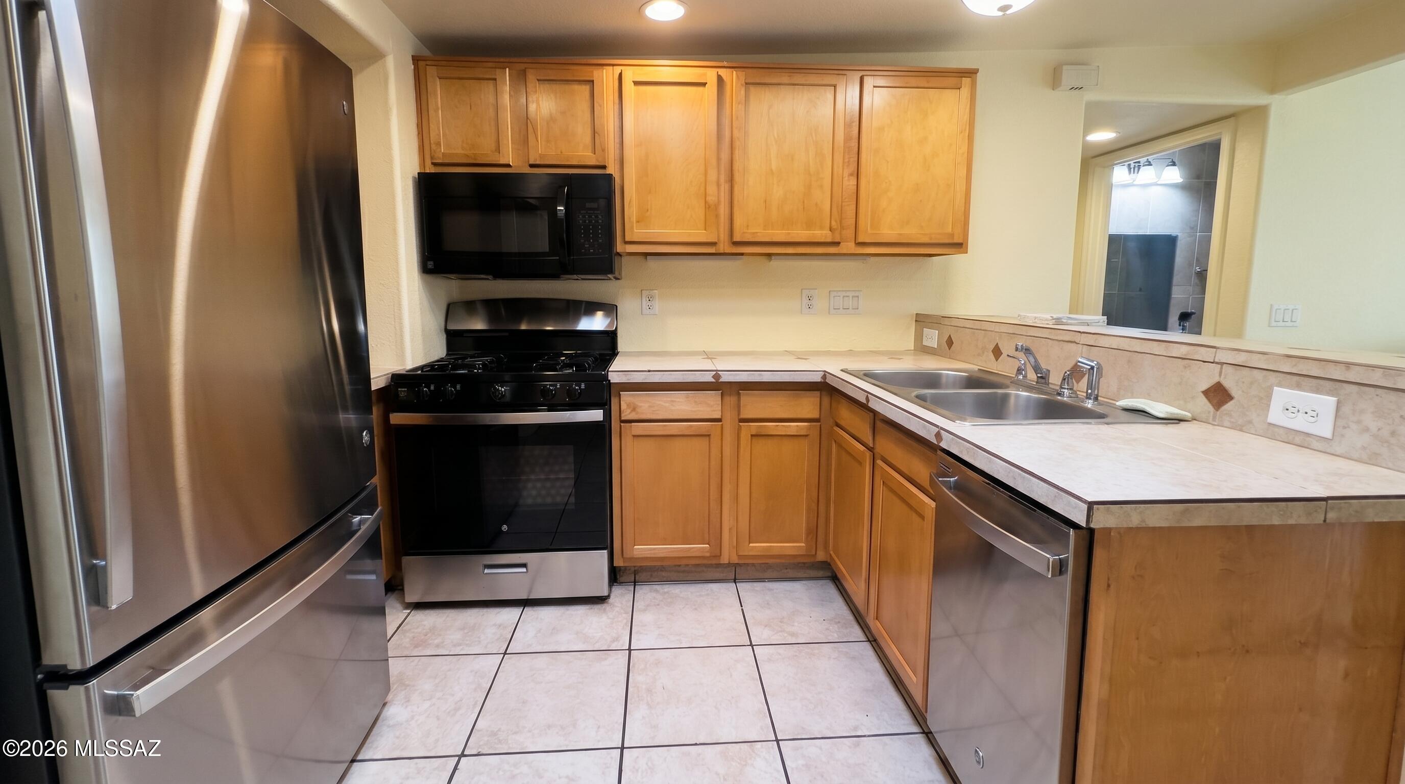 3658 East March Place Tucson, AZ 85713 - Photo 3 of 12 kitchen