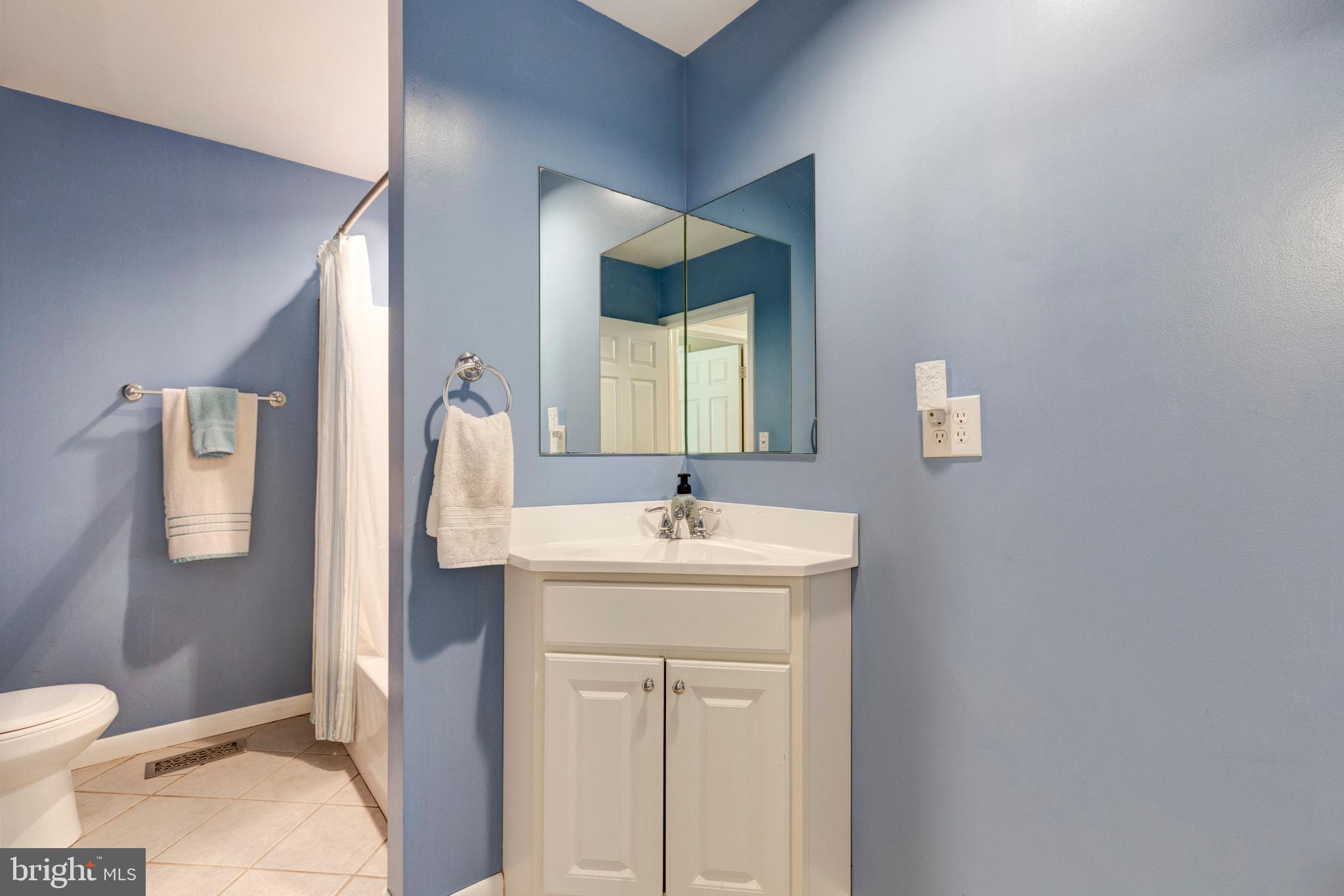 622 Stone Road Westminster, MD 21158 - Photo 34 of 76 Main level Hall Full Bath