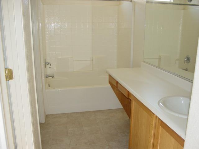 1508 East Romley Road Phoenix, AZ 85040 - Photo 3 of 6 1508 E ROMLEY MSTR BATH
