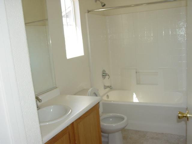 1508 East Romley Road Phoenix, AZ 85040 - Photo 4 of 6 1508 E ROMLEY BATH