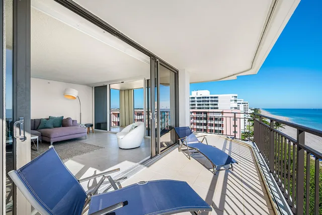 a en suite bathroom with a double vanity sink and a mirror