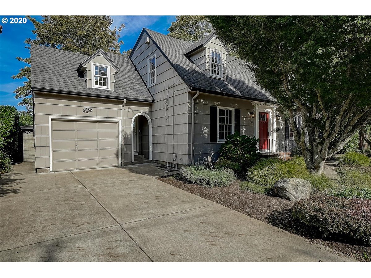 651 Southwest Evans Street Portland, OR 97219 - Photo 2 of 32 Gallery Image 2