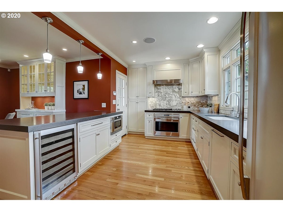 651 Southwest Evans Street Portland, OR 97219 - Photo 11 of 32 Gallery Image 11