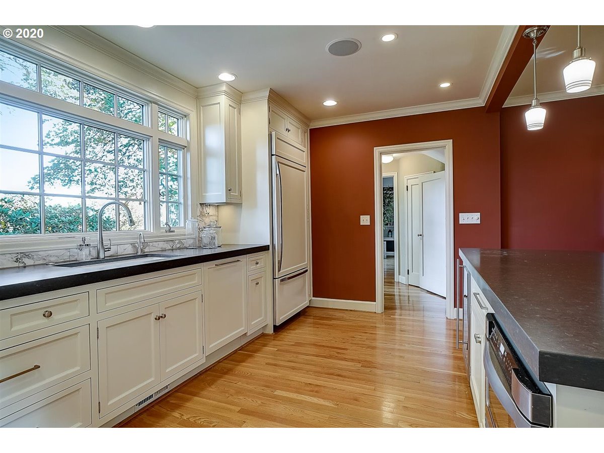 651 Southwest Evans Street Portland, OR 97219 - Photo 12 of 32 Gallery Image 12