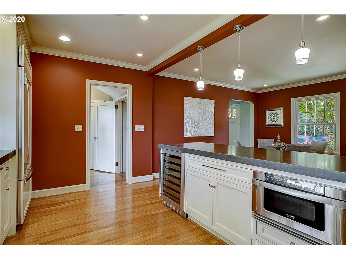 651 Southwest Evans Street Portland, OR 97219 - Photo 13 of 32 Gallery Image 13