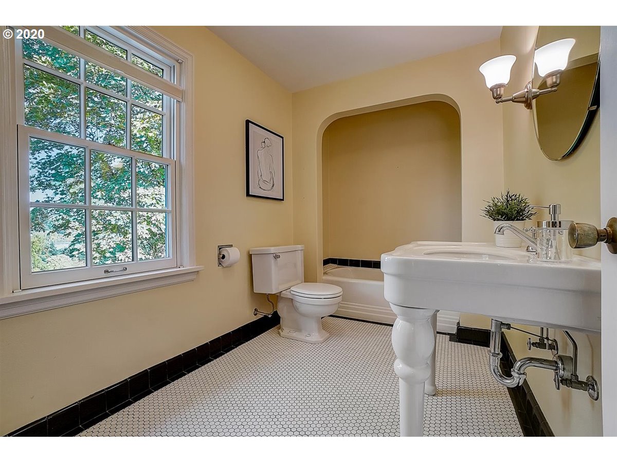 651 Southwest Evans Street Portland, OR 97219 - Photo 21 of 32 Gallery Image 21