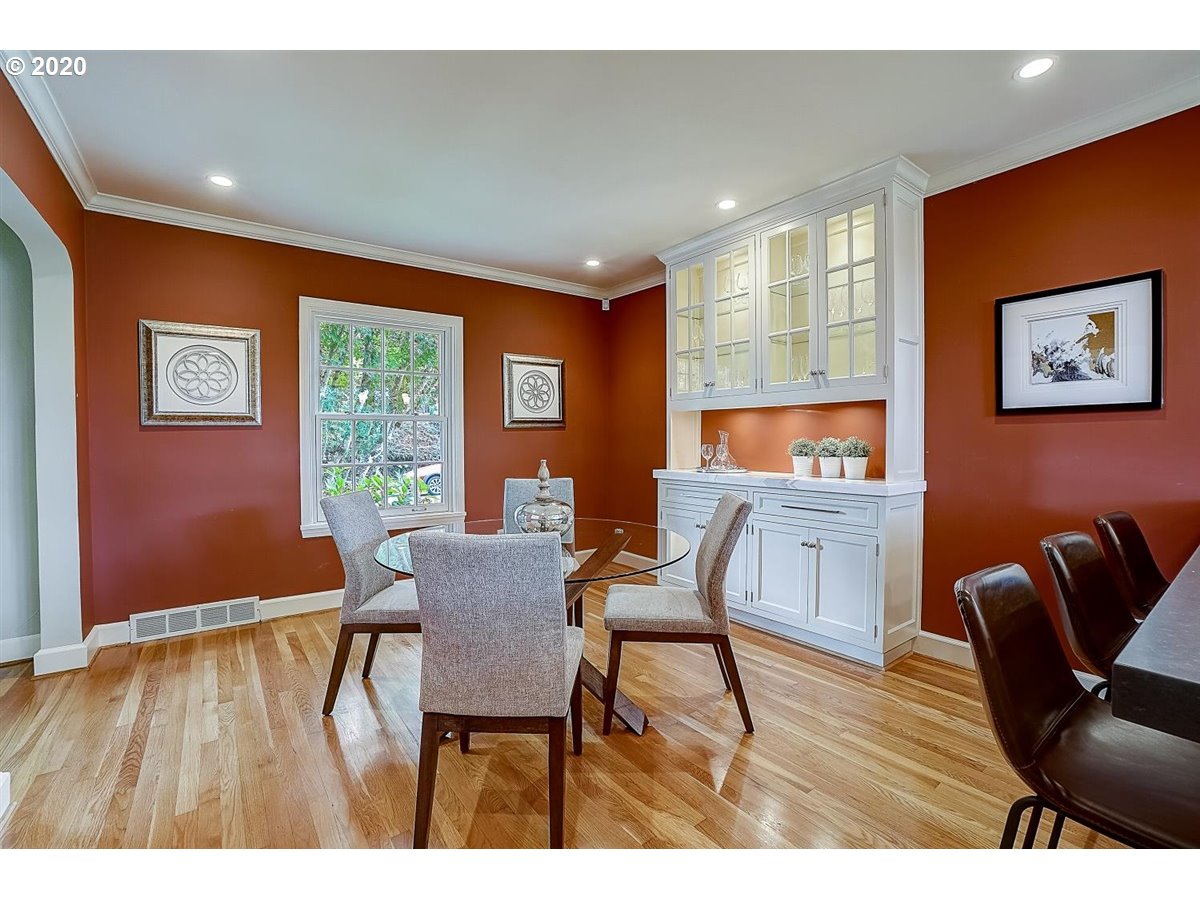651 Southwest Evans Street Portland, OR 97219 - Photo 6 of 32 Gallery Image 6