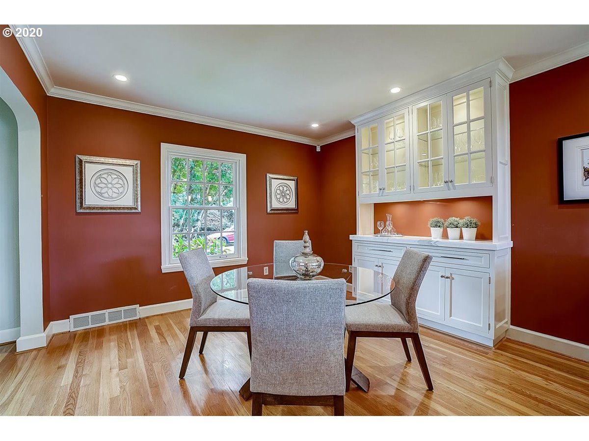 651 Southwest Evans Street Portland, OR 97219 - Photo 9 of 32 Gallery Image 9