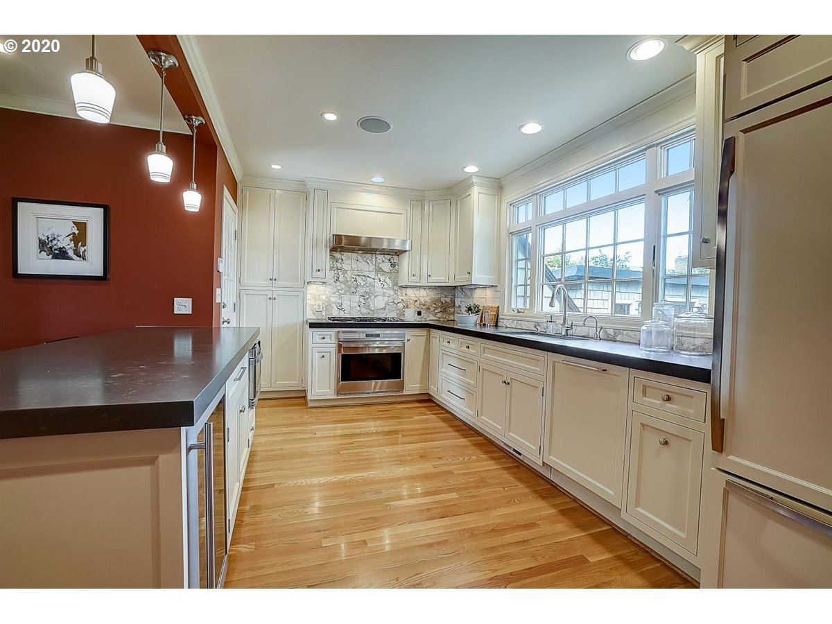 651 Southwest Evans Street Portland, OR 97219 - Photo 10 of 32 Gallery Image 10