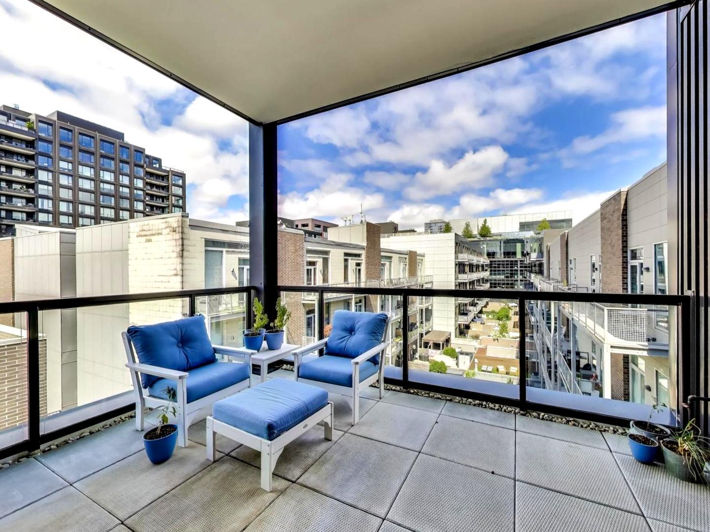 6 North Carpenter Street, Unit 5B Chicago, IL 60607 - Photo 18 of 40 a building outdoor space with patio furniture and potted plants