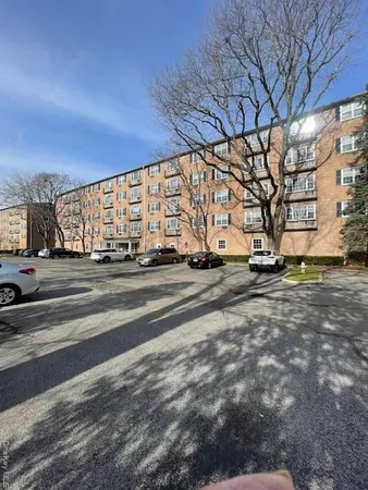 $2,500 | 2 Consulate Drive, Unit 1J, Tuckahoe, NY 10707