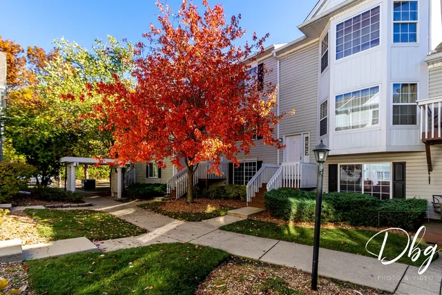 $215,000 | 31 South Treehouse Lane, Unit 31, Round Lake, IL 60073