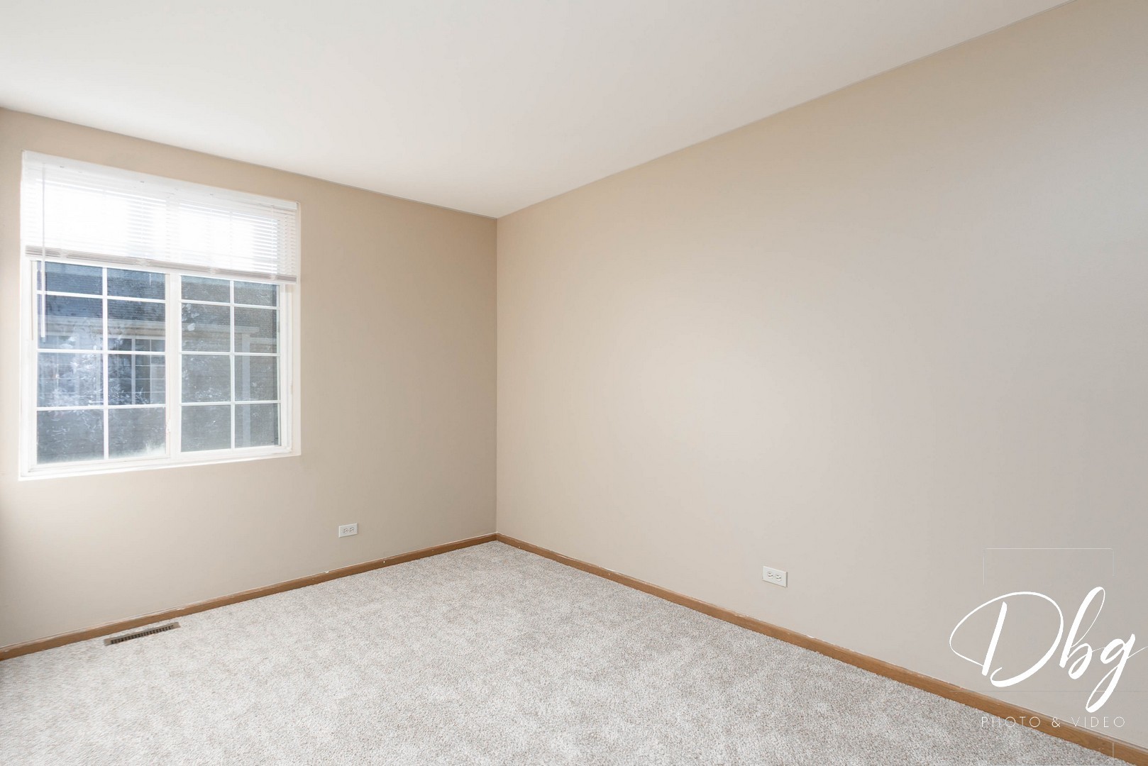 31 South Treehouse Lane, Unit 31 Round Lake, IL 60073 - Photo 13 of 26 an empty room with a window