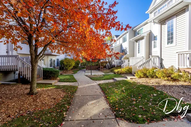 $215,000 | 31 South Treehouse Lane, Unit 31, Round Lake, IL 60073