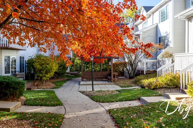 $215,000 | 31 South Treehouse Lane, Unit 31, Round Lake, IL 60073
