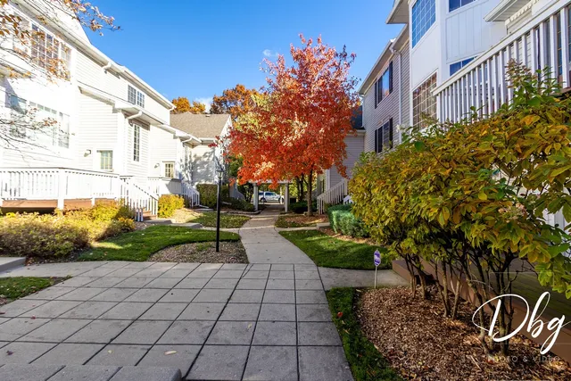 $215,000 | 31 South Treehouse Lane, Unit 31, Round Lake, IL 60073