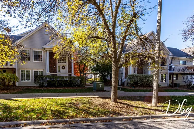 $215,000 | 31 South Treehouse Lane, Unit 31, Round Lake, IL 60073