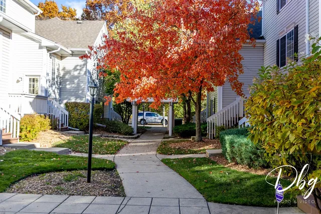 $215,000 | 31 South Treehouse Lane, Unit 31, Round Lake, IL 60073