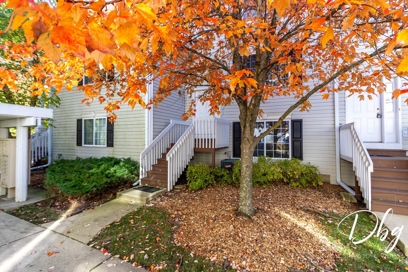 31 South Treehouse Lane, Unit 31 Round Lake, IL 60073 - Photo 22 of 26 a front view of a house with garden