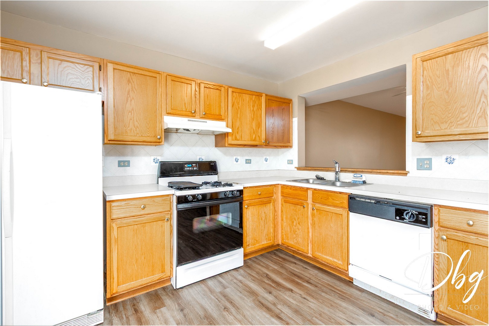 31 South Treehouse Lane, Unit 31 Round Lake, IL 60073 - Photo 8 of 26 a kitchen with stainless steel appliances granite countertop a stove a sink and a microwave