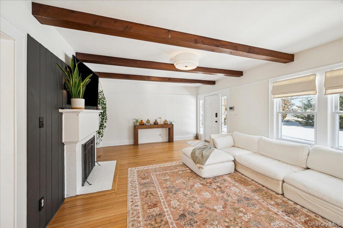 36 Atlantic Avenue Blue Point, NY 11715 - Photo 4 of 46 23'11" by 54'5" Gracious Livingroom