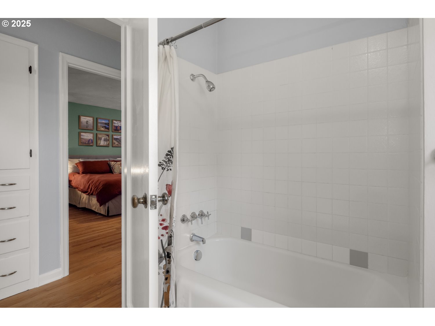4016 Southeast Cora Street Portland, OR 97202 - Photo 15 of 30 a en suite bathroom with a sink and a shower