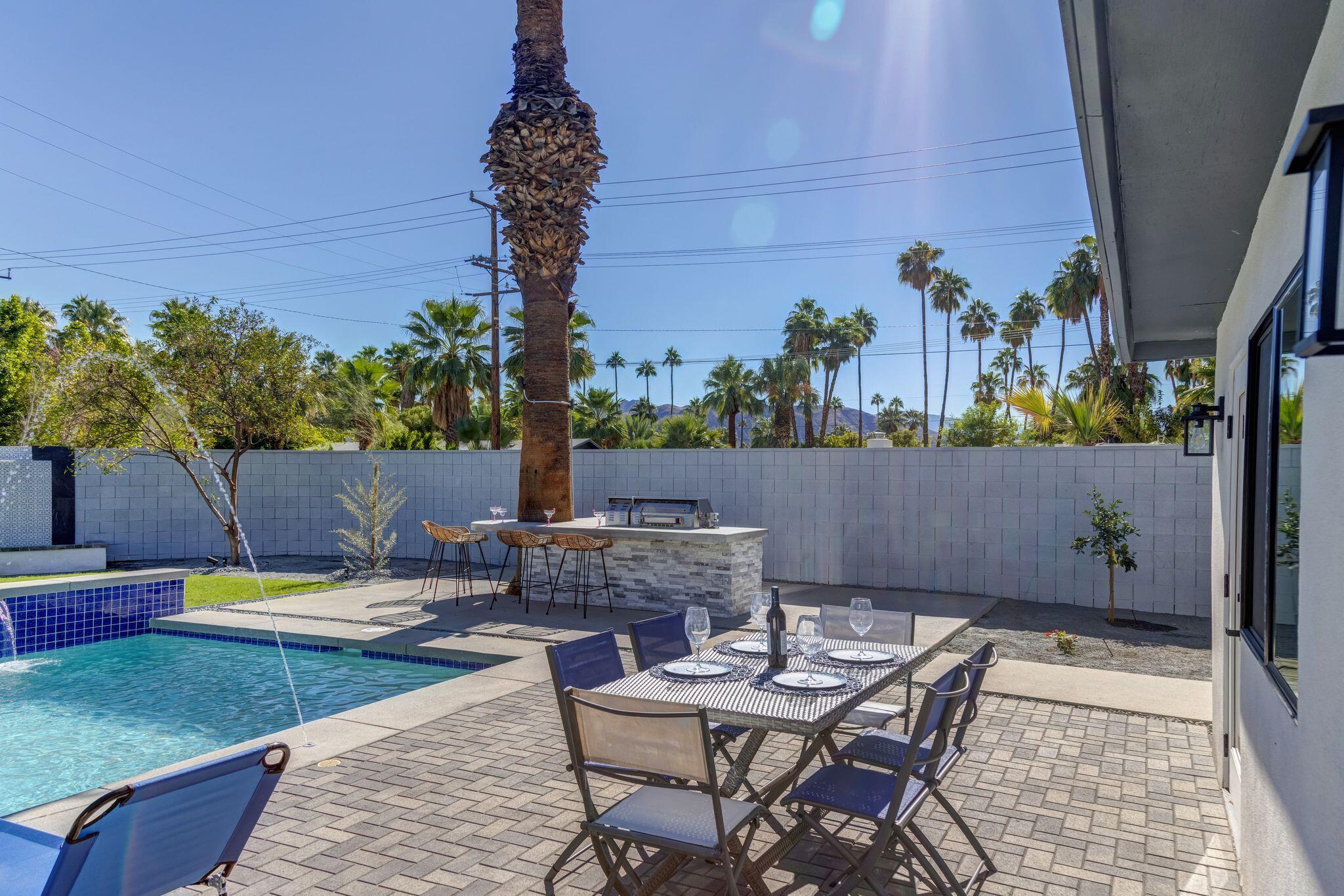 690 South Grenfall Road Palm Springs, CA 92264 - Photo 28 of 92 a backyard of a house with table and chairs