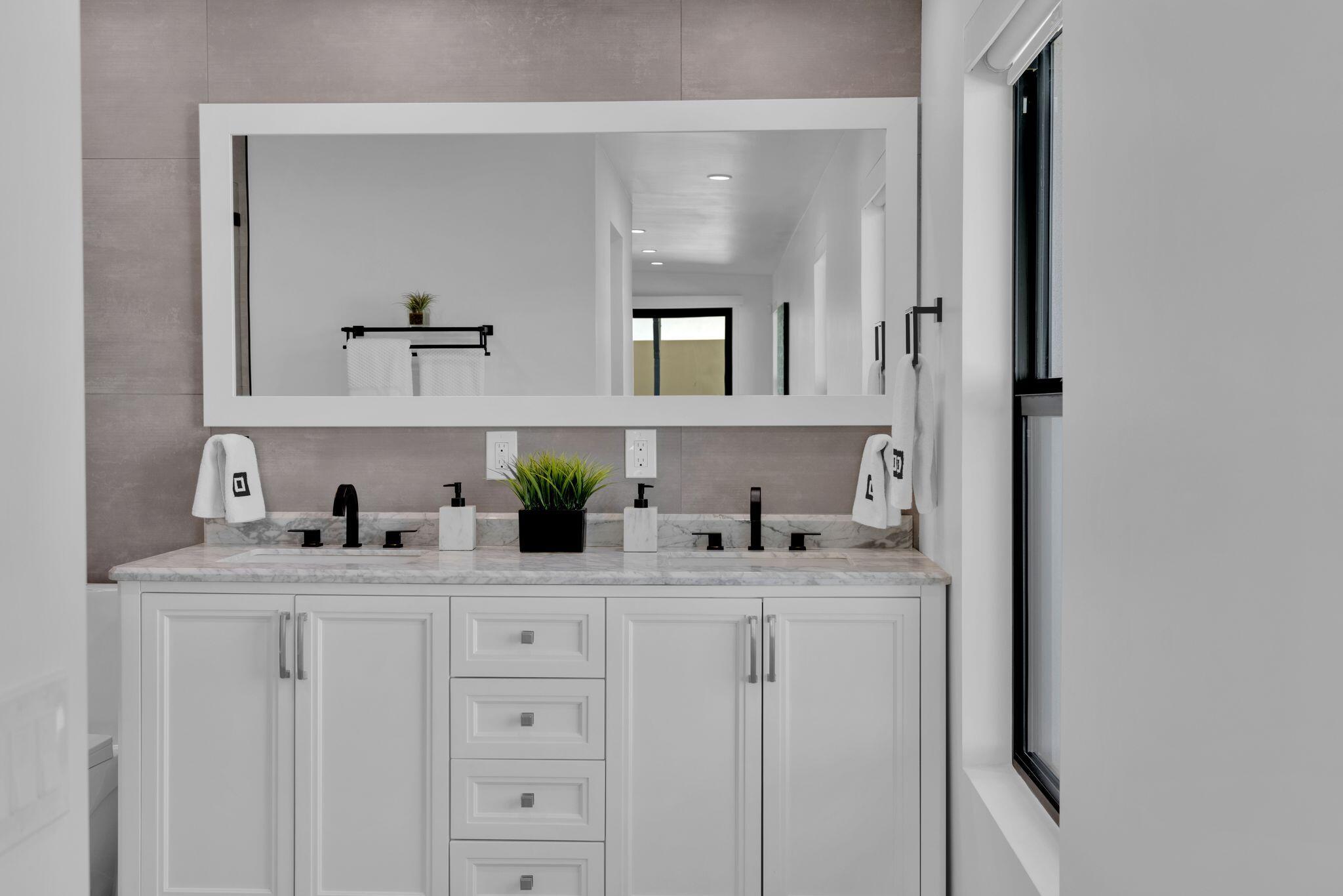 690 South Grenfall Road Palm Springs, CA 92264 - Photo 41 of 92 a bathroom with double sink and a mirror