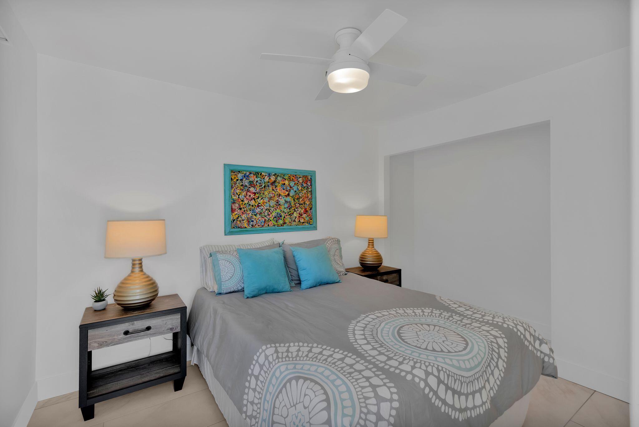 690 South Grenfall Road Palm Springs, CA 92264 - Photo 45 of 92 a bedroom with a bed and lamp