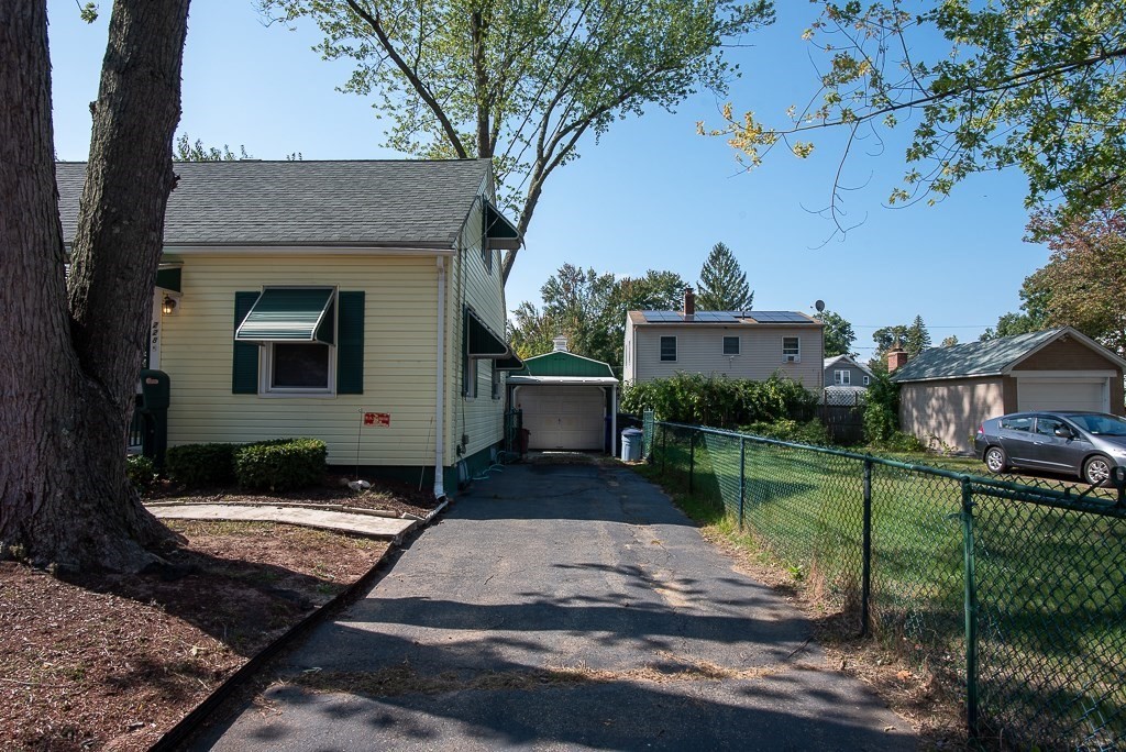 228 Merrimac Avenue Springfield, MA 01104 - Photo 3 of 17 Gallery Image 3