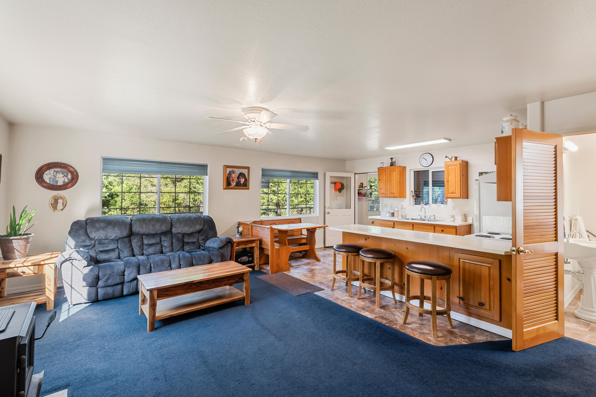 4892 North River Road Gold Hill, OR 97525 - Photo 10 of 35 3 Living Room