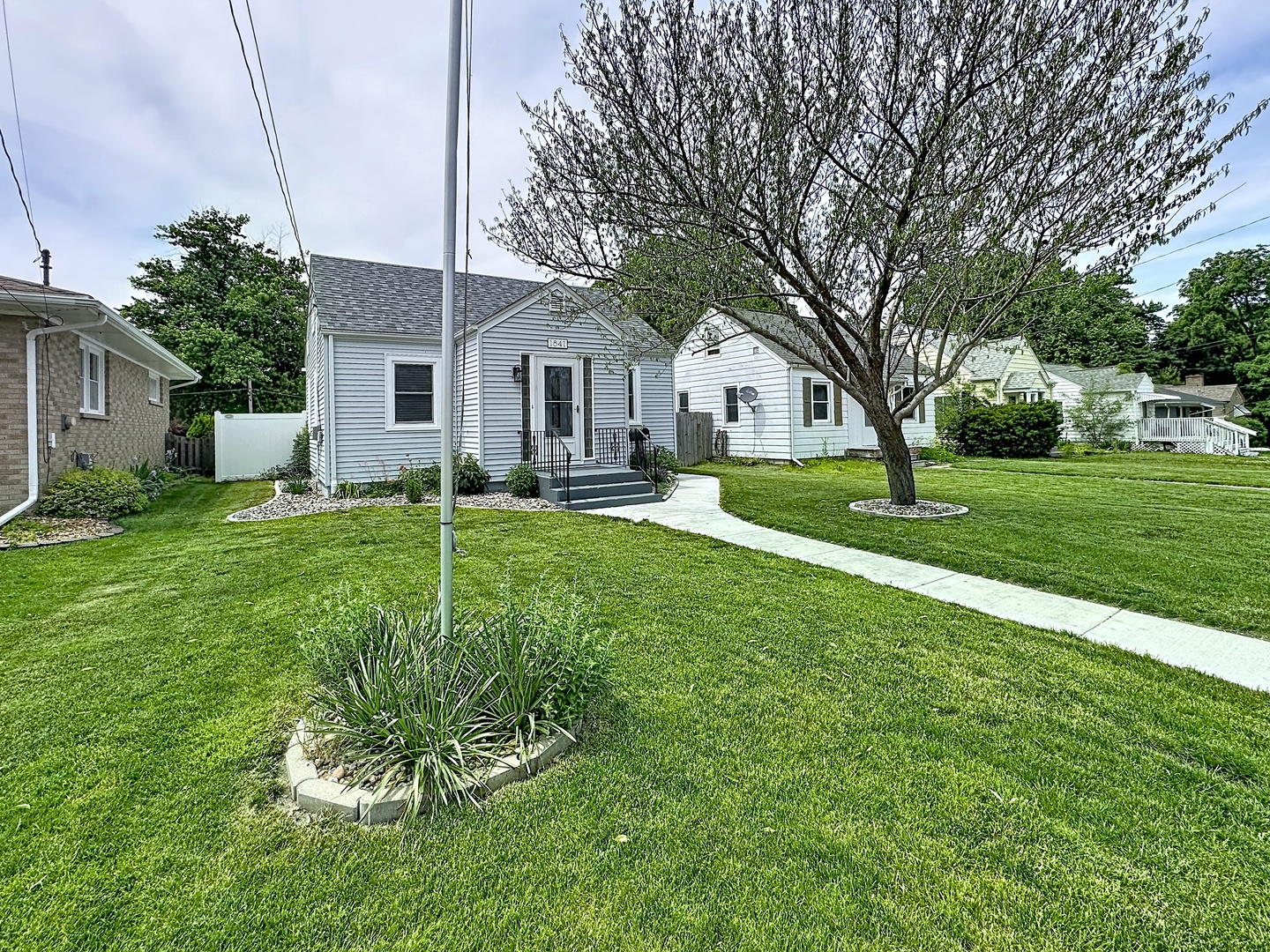 1841 32nd Street Moline, IL 61265 - Photo 2 of 24 a house view with a sitting space and garden