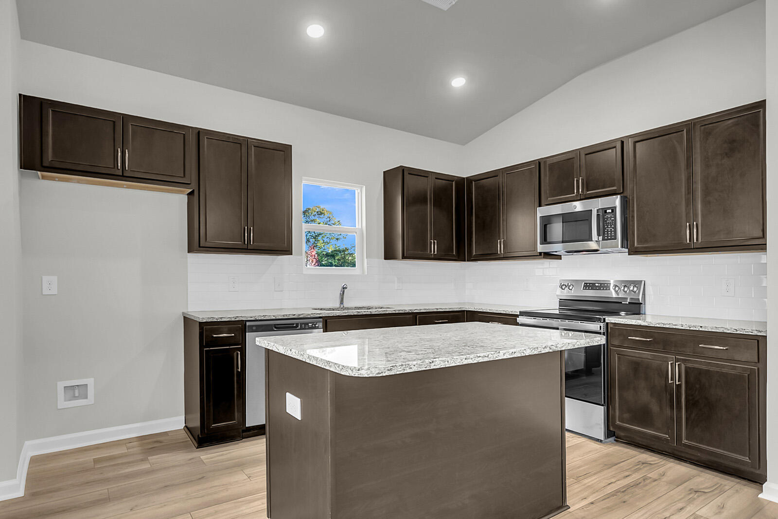 1015 Carolina Way Manning, SC 29102 - Photo 3 of 33 FMWeb02