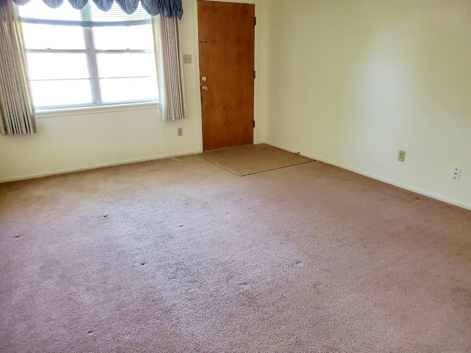 5419 46th Street Lubbock, TX 79414 - Photo 6 of 36 an empty room with a window