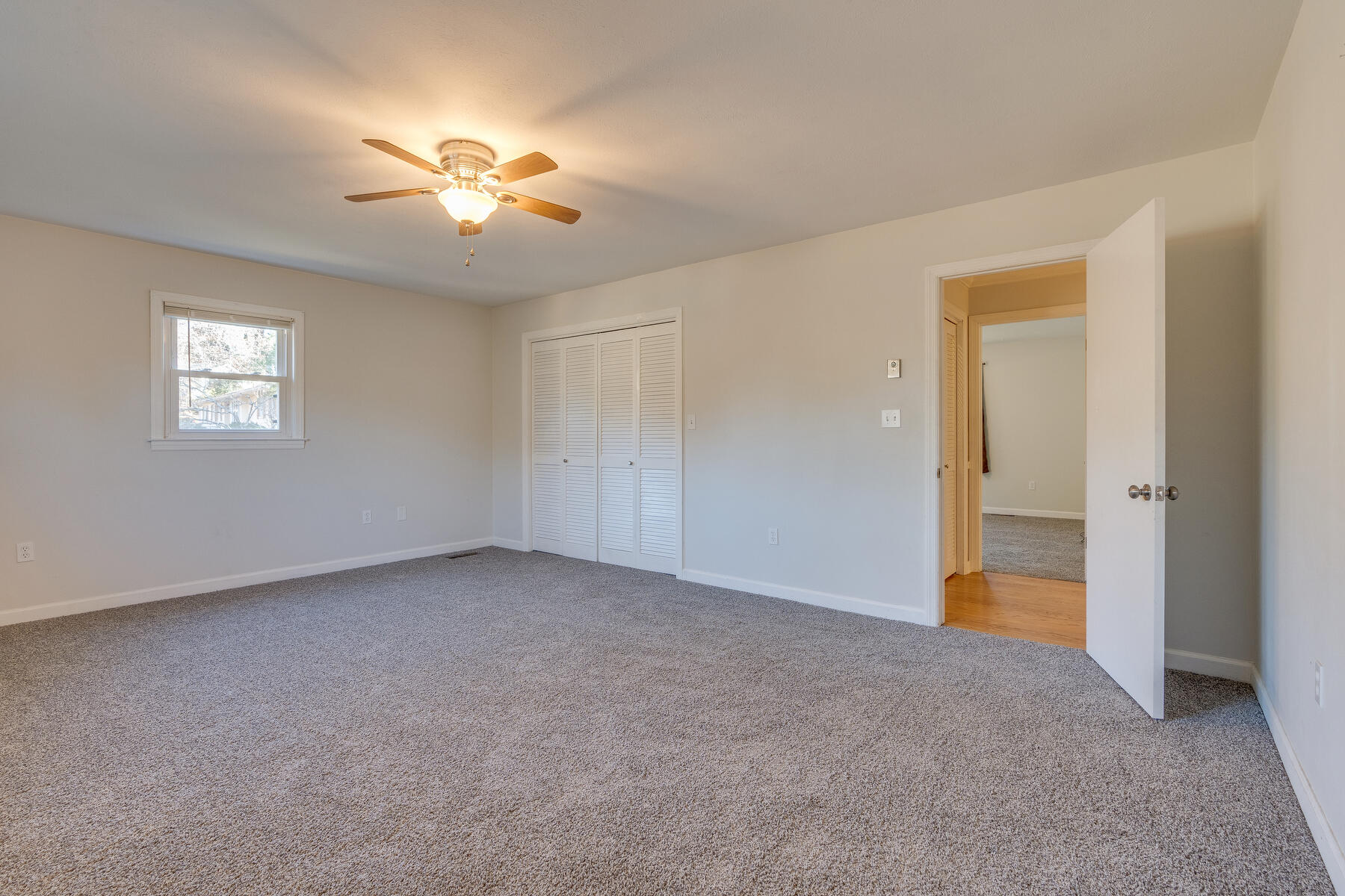 330 Hidden Valley Road Bristol, TN 37620 - Photo 12 of 29 015