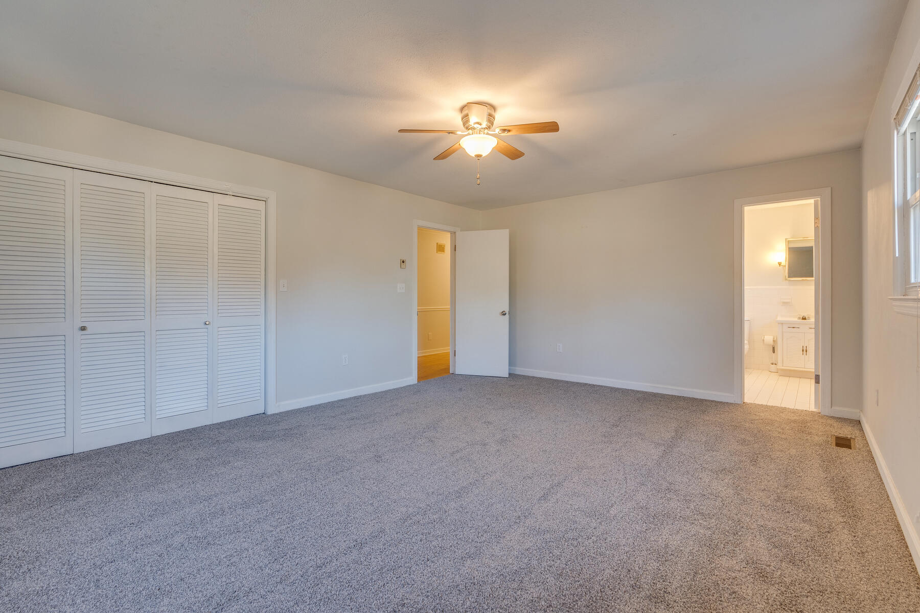 330 Hidden Valley Road Bristol, TN 37620 - Photo 13 of 29 016