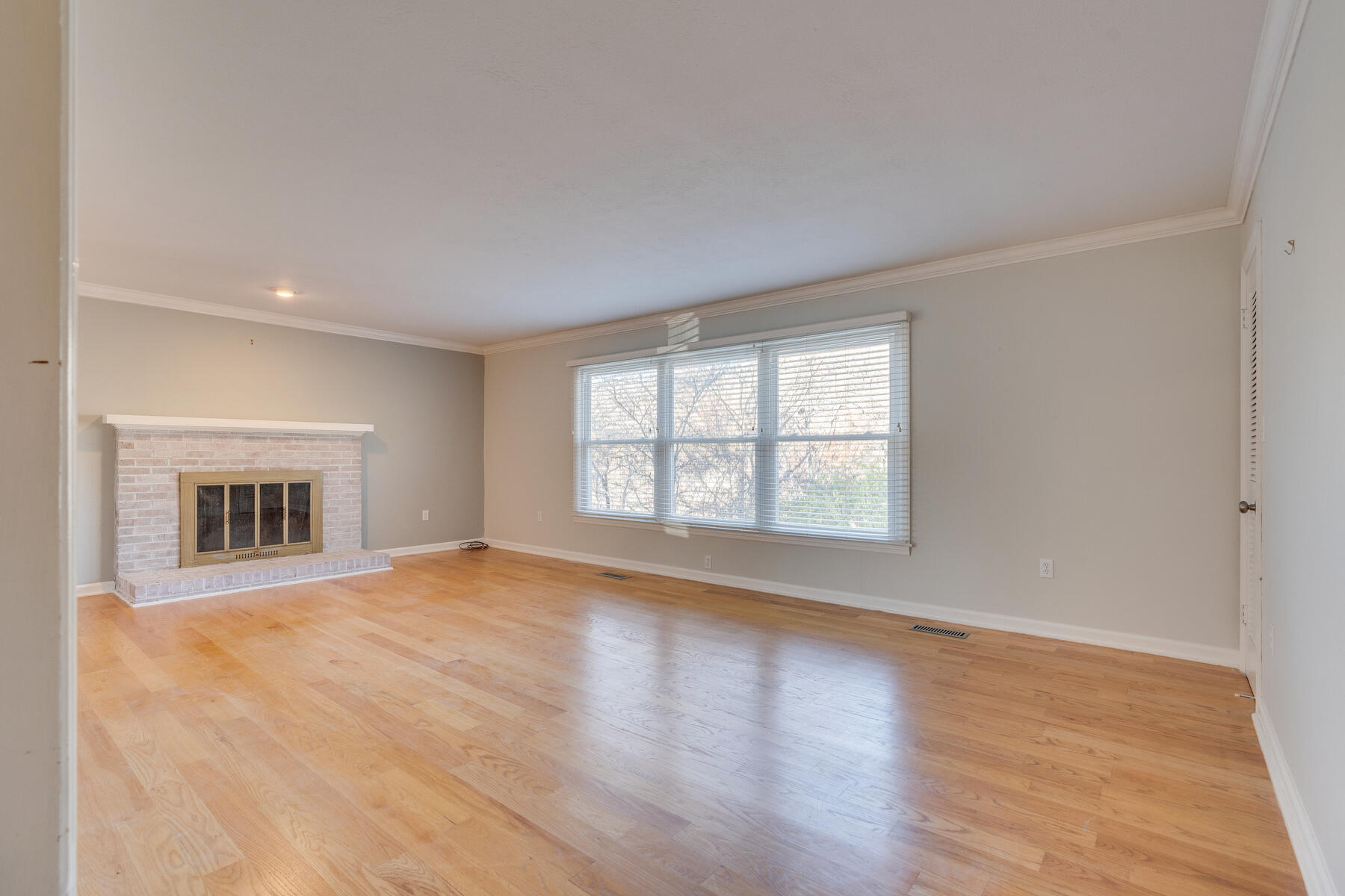 330 Hidden Valley Road Bristol, TN 37620 - Photo 5 of 29 007