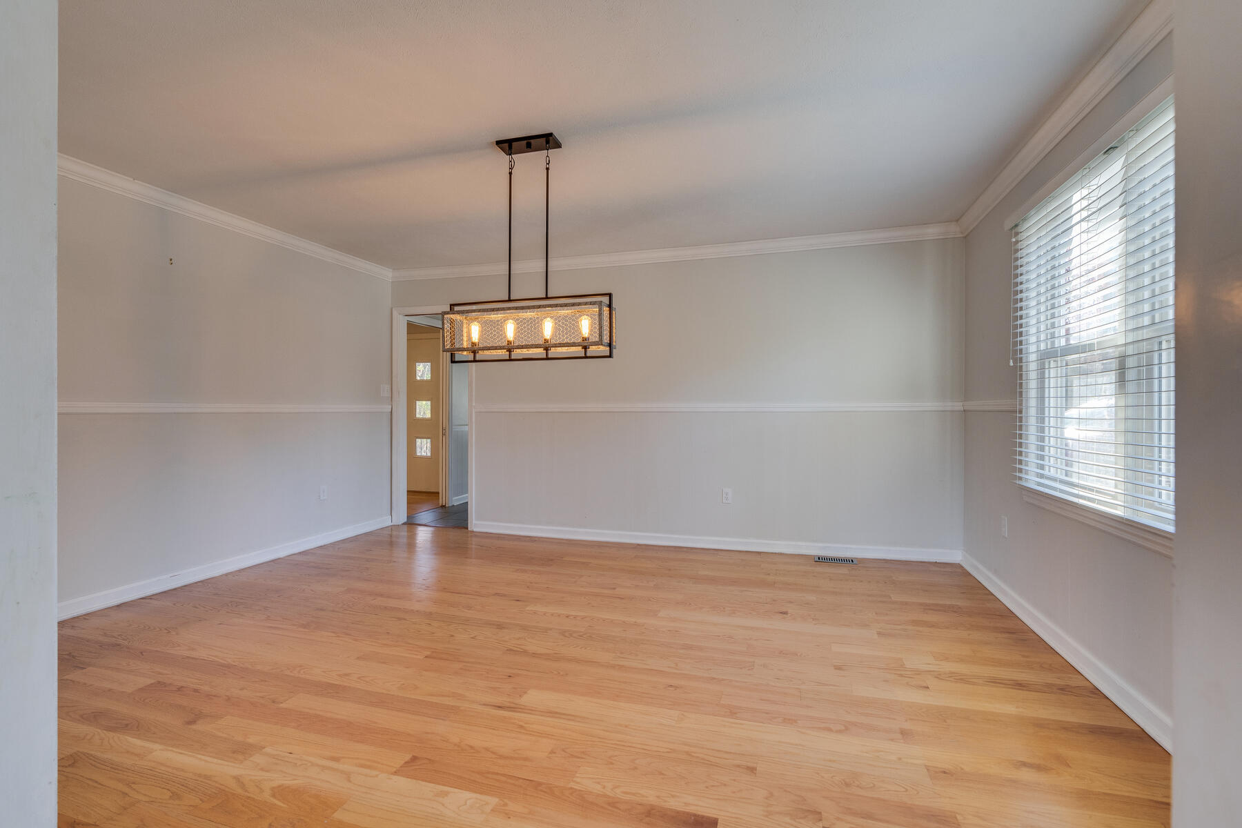 330 Hidden Valley Road Bristol, TN 37620 - Photo 8 of 29 010