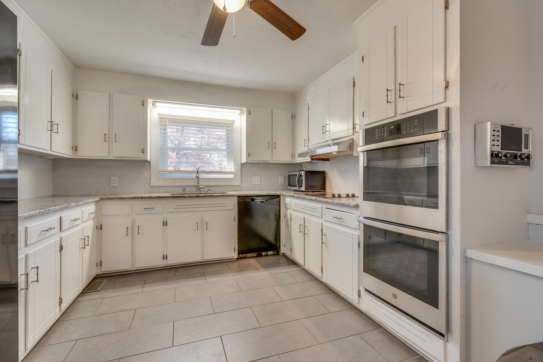 330 Hidden Valley Road Bristol, TN 37620 - Photo 10 of 29 012