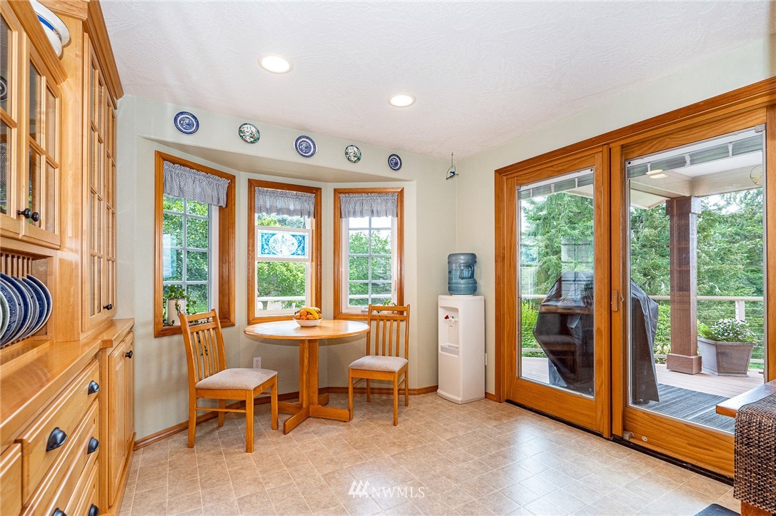 504 Tennessee Road Winlock, WA 98596 - Photo 14 of 40 a living room with furniture and a large window