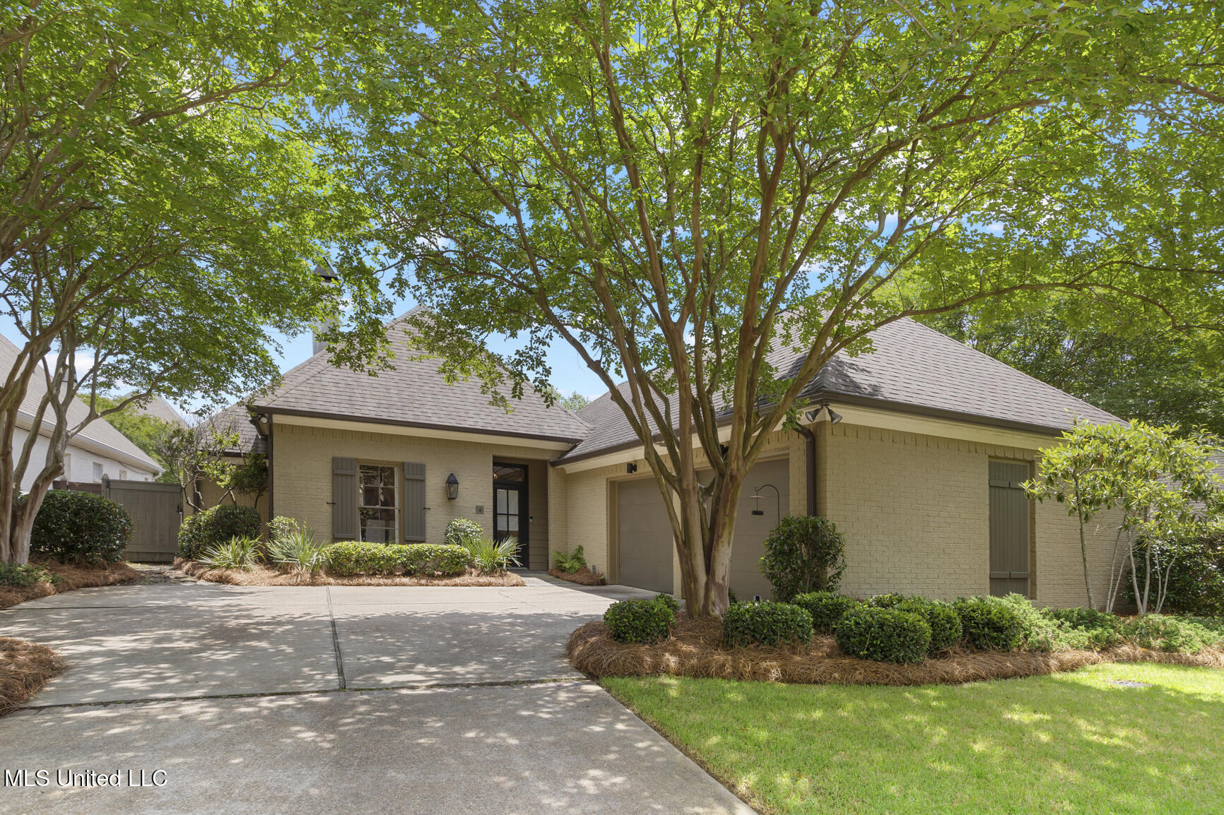 4 Waterford Place Jackson, MS 39211 - Photo 1 of 27 4 Waterford Pl