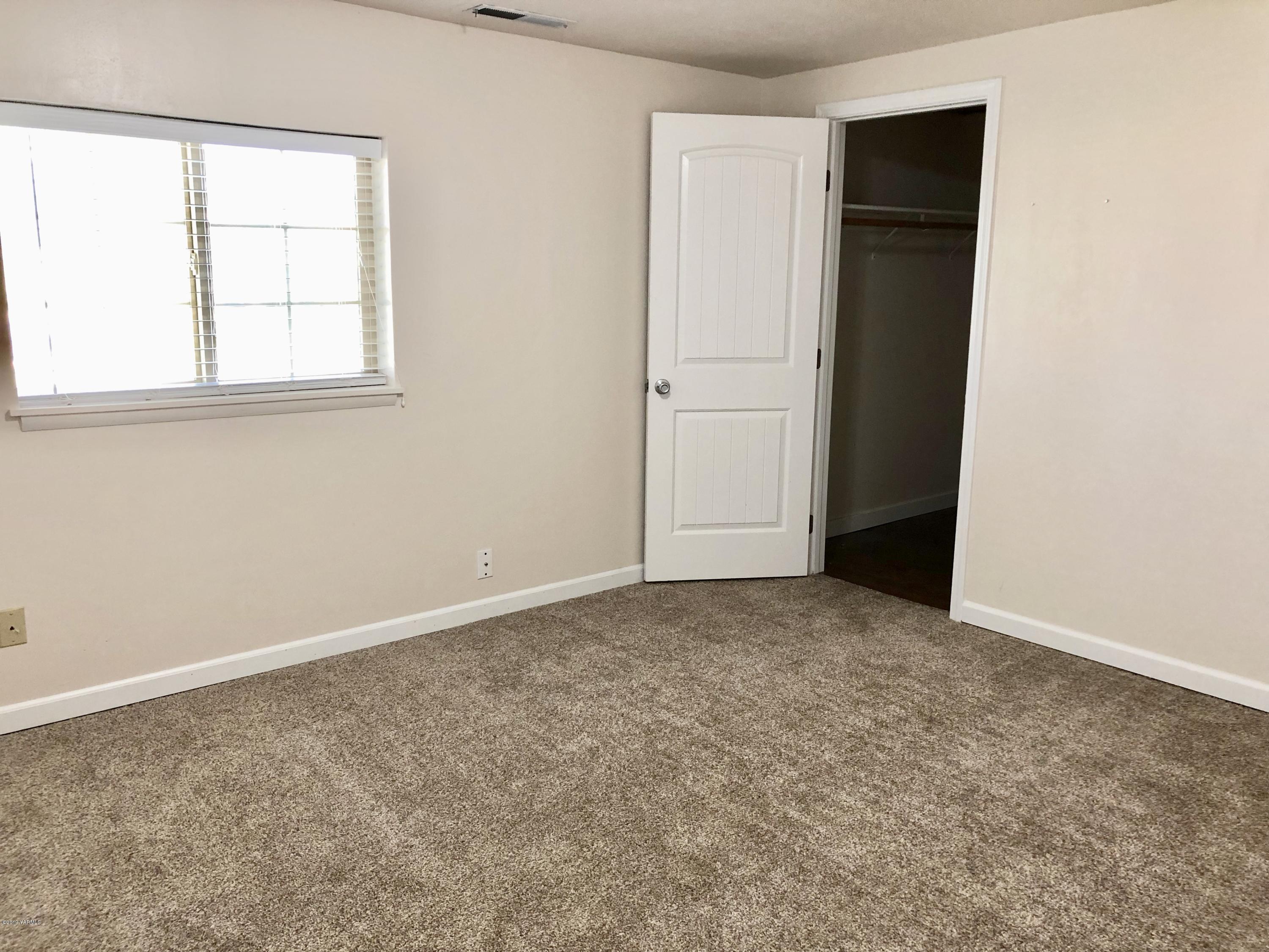 206 Hunziker Road Yakima, WA 98908 - Photo 11 of 28 an empty room with windows and closet