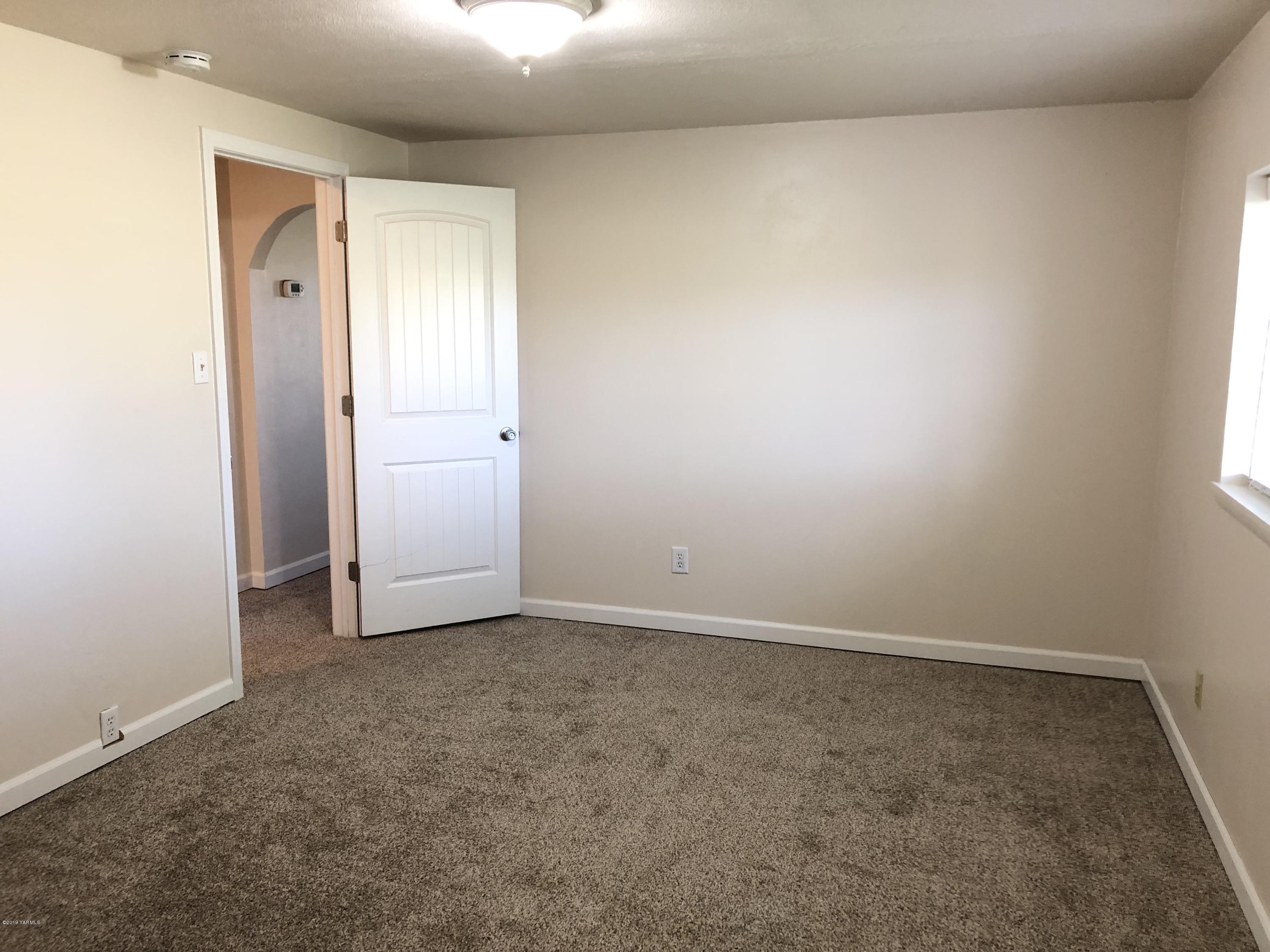 206 Hunziker Road Yakima, WA 98908 - Photo 12 of 28 an empty room with closet and a window