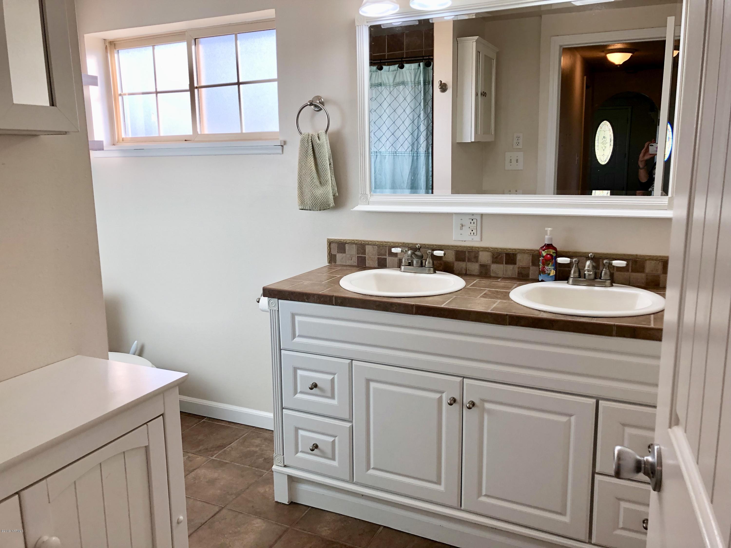 206 Hunziker Road Yakima, WA 98908 - Photo 13 of 28 a bathroom with a sink and a mirror