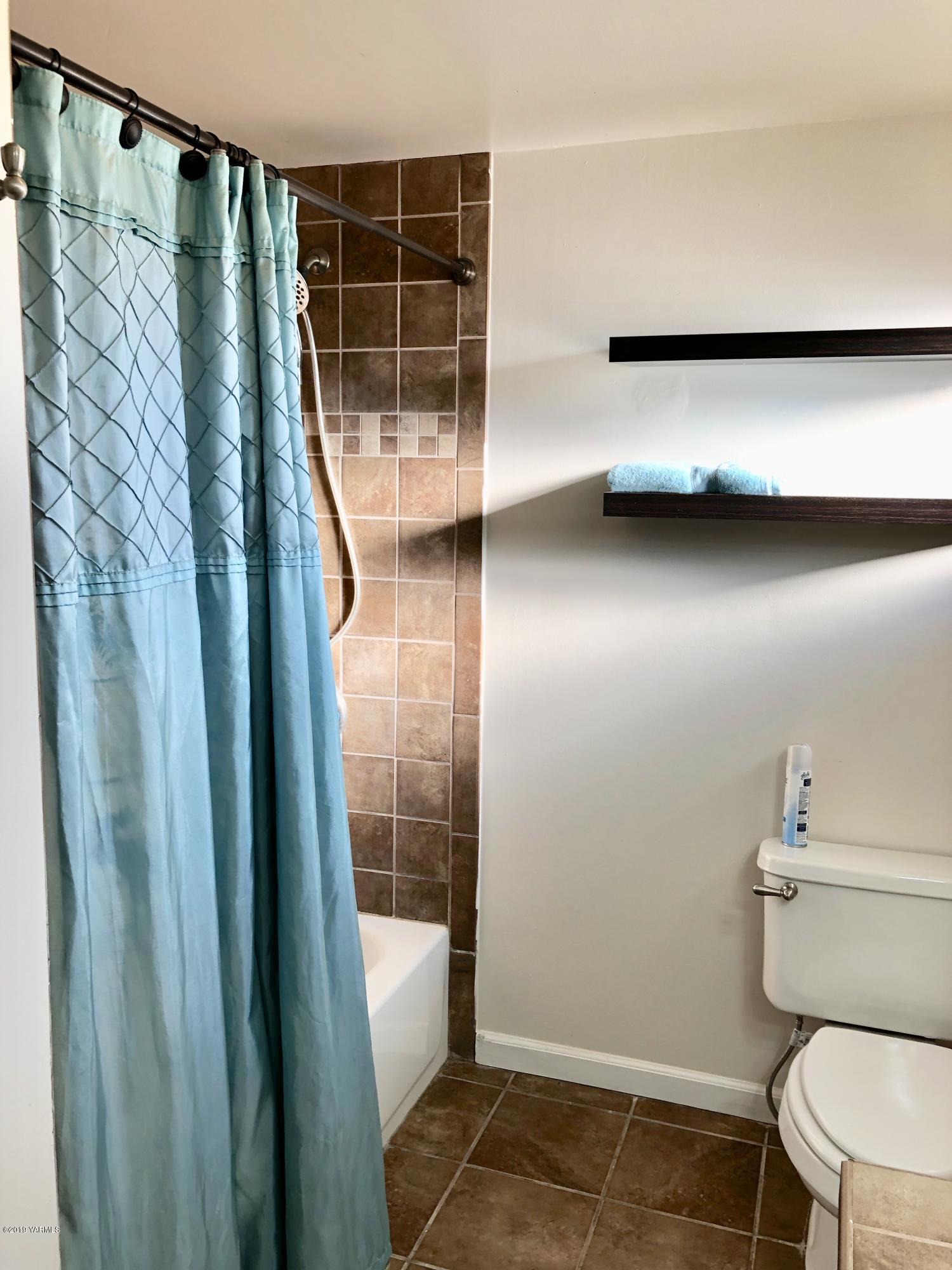 206 Hunziker Road Yakima, WA 98908 - Photo 14 of 28 a bathroom with a shower and a toilet