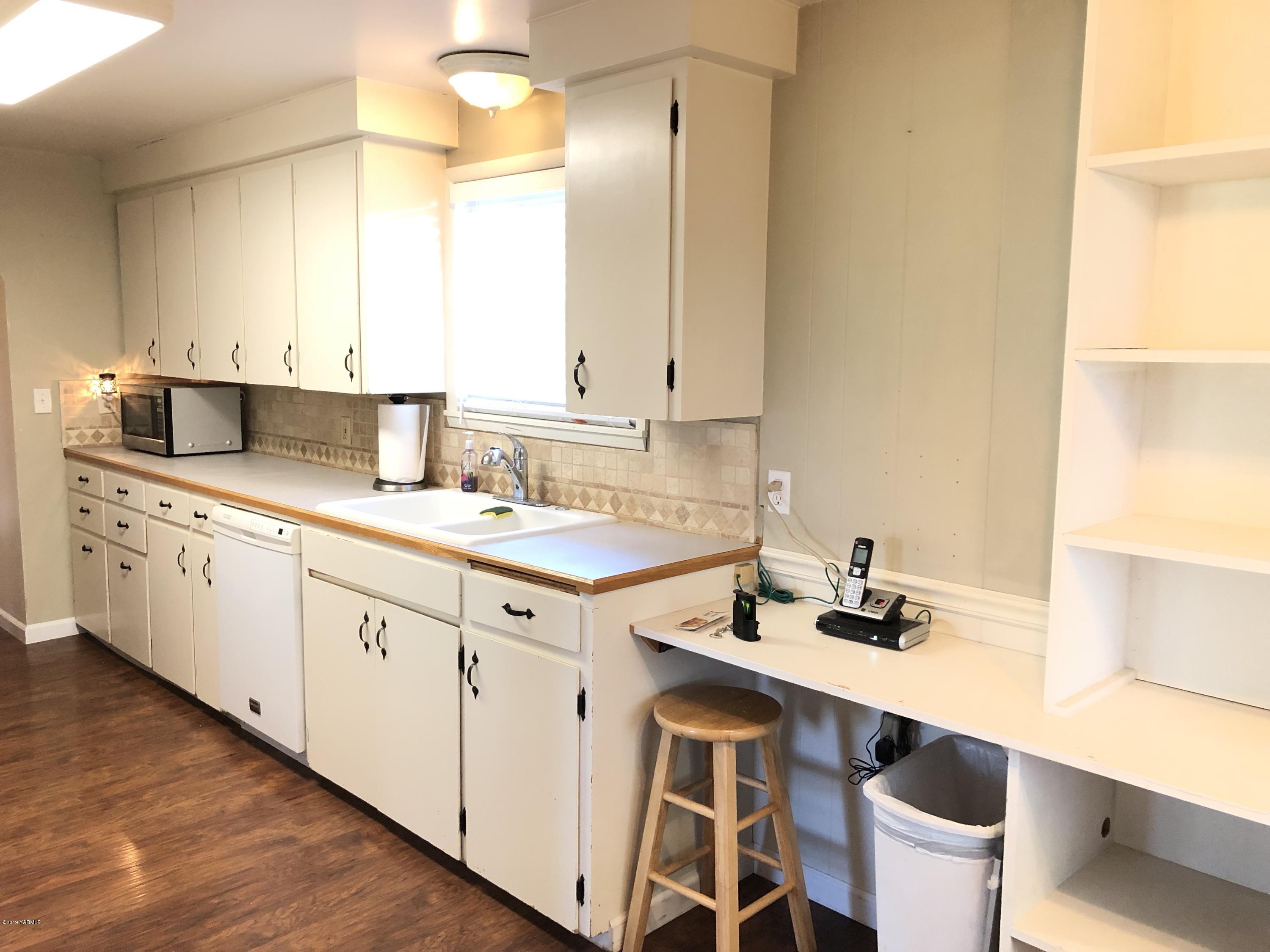 206 Hunziker Road Yakima, WA 98908 - Photo 17 of 28 a kitchen with a sink a stove and cabinets