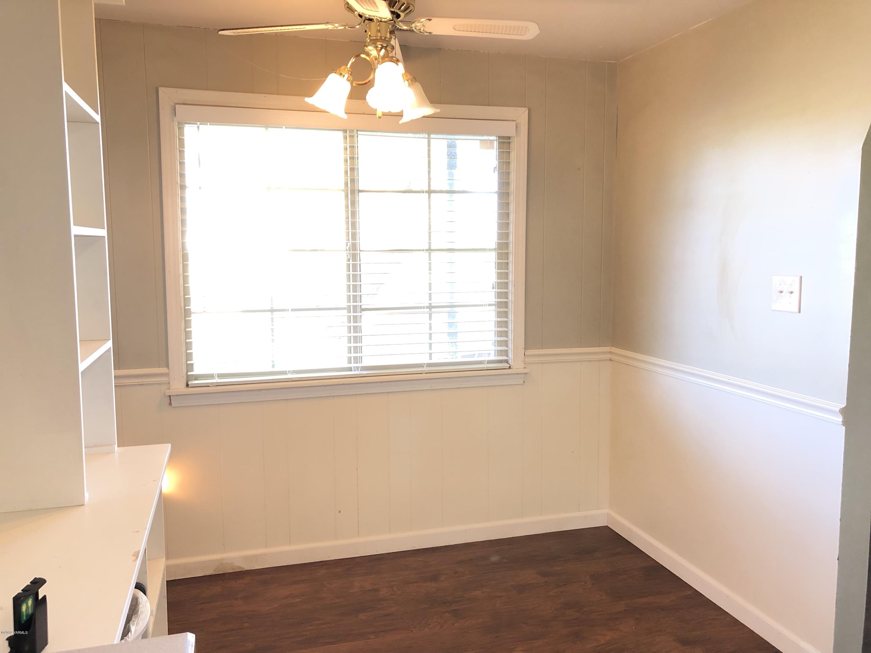 206 Hunziker Road Yakima, WA 98908 - Photo 18 of 28 an empty room with a window